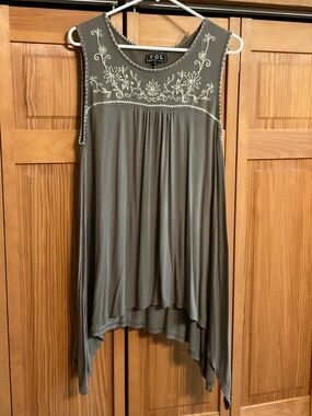 Sleeveless top, size small